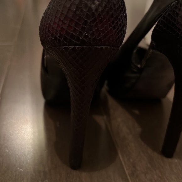 Guess black peep toe heel with cut outs size 8.5 - Picture 5 of 6